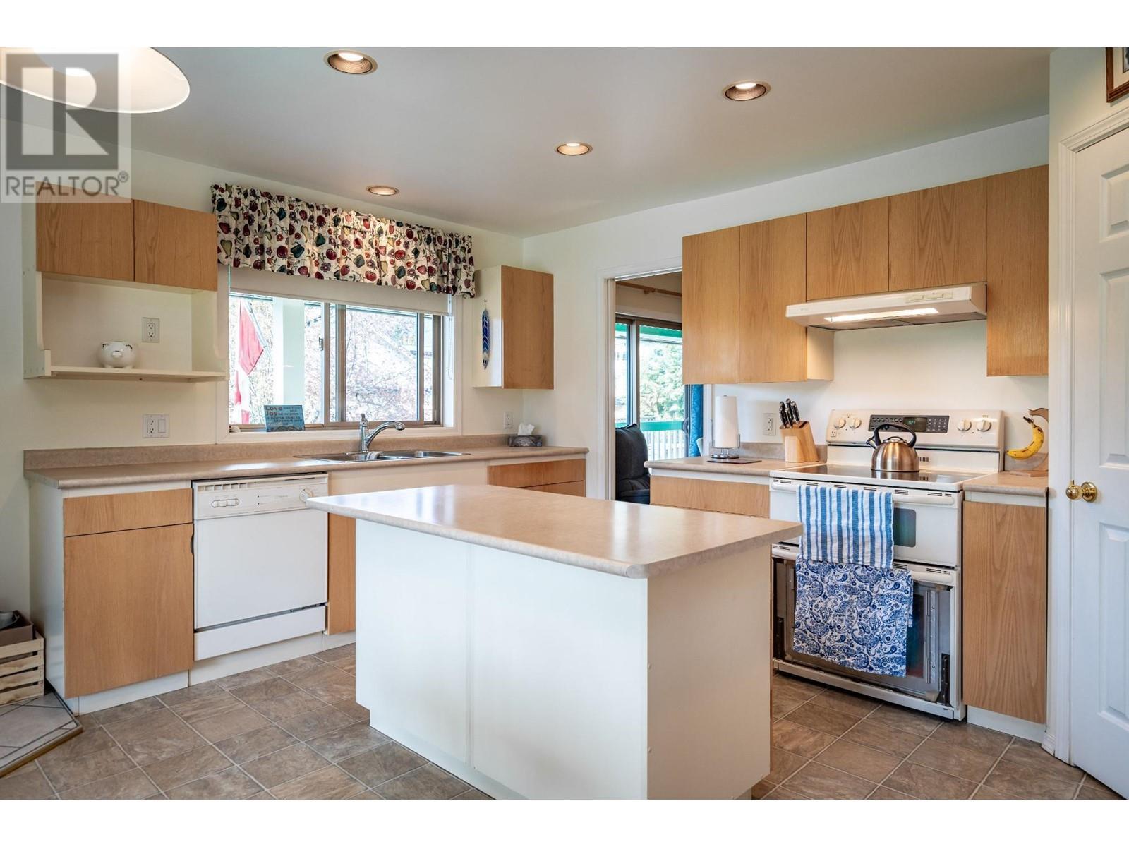 403 8Th S Street, Kaslo, BC - Indoor Photo Showing Kitchen With Double Sink