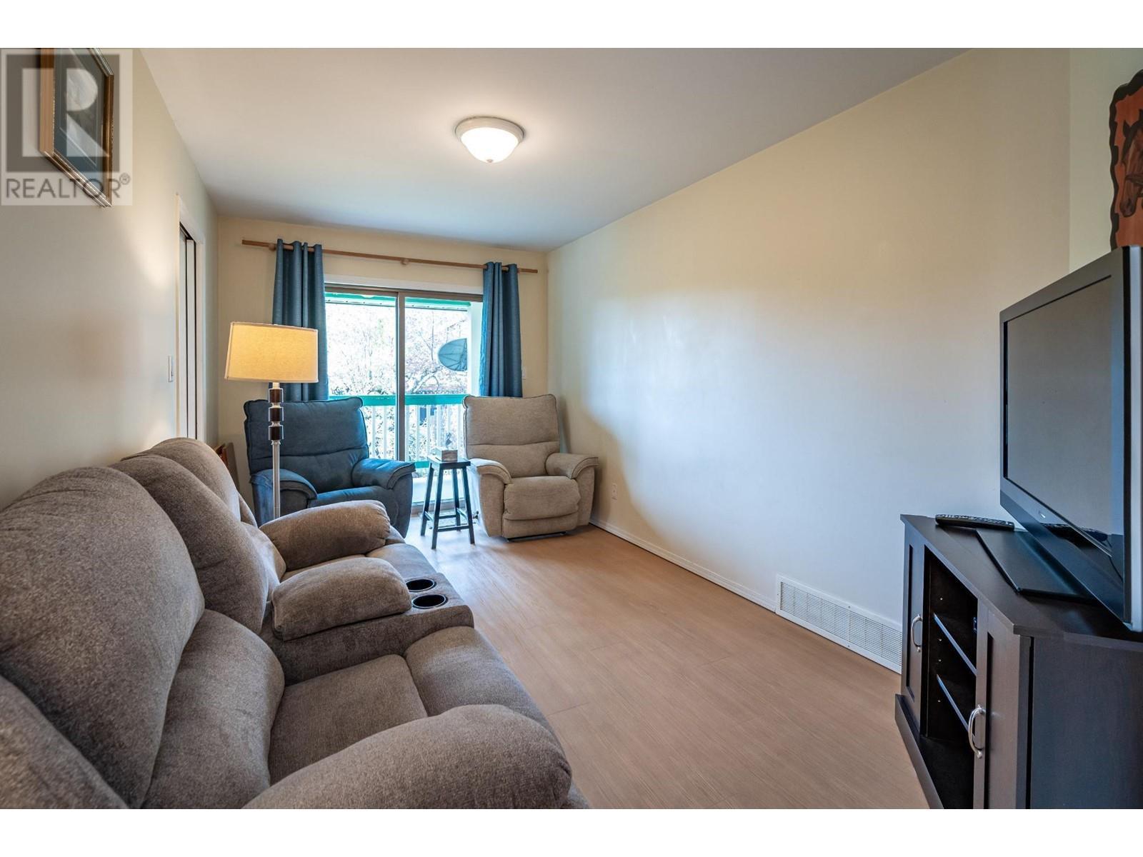 403 8Th S Street, Kaslo, BC - Indoor Photo Showing Living Room