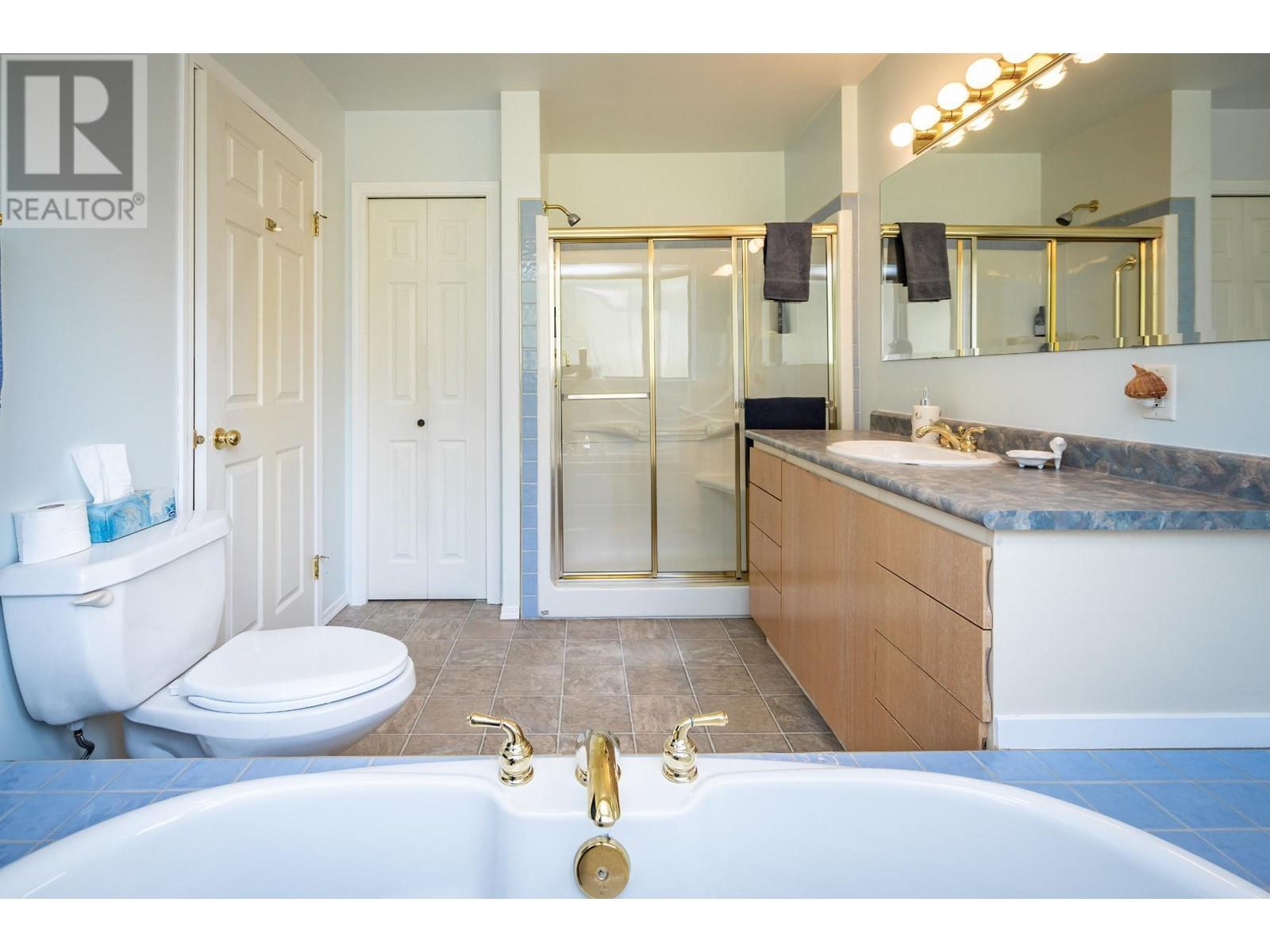 403 8Th S Street, Kaslo, BC - Indoor Photo Showing Bathroom