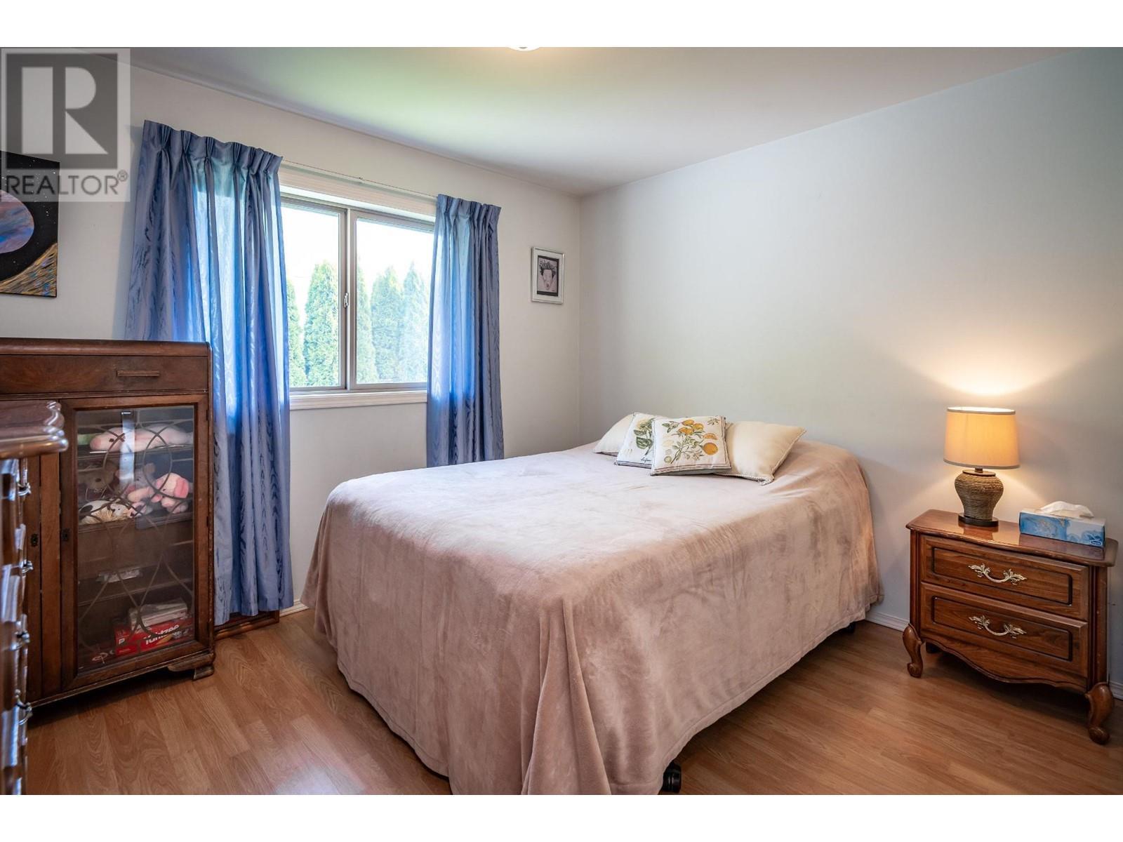 403 8Th S Street, Kaslo, BC - Indoor Photo Showing Bedroom