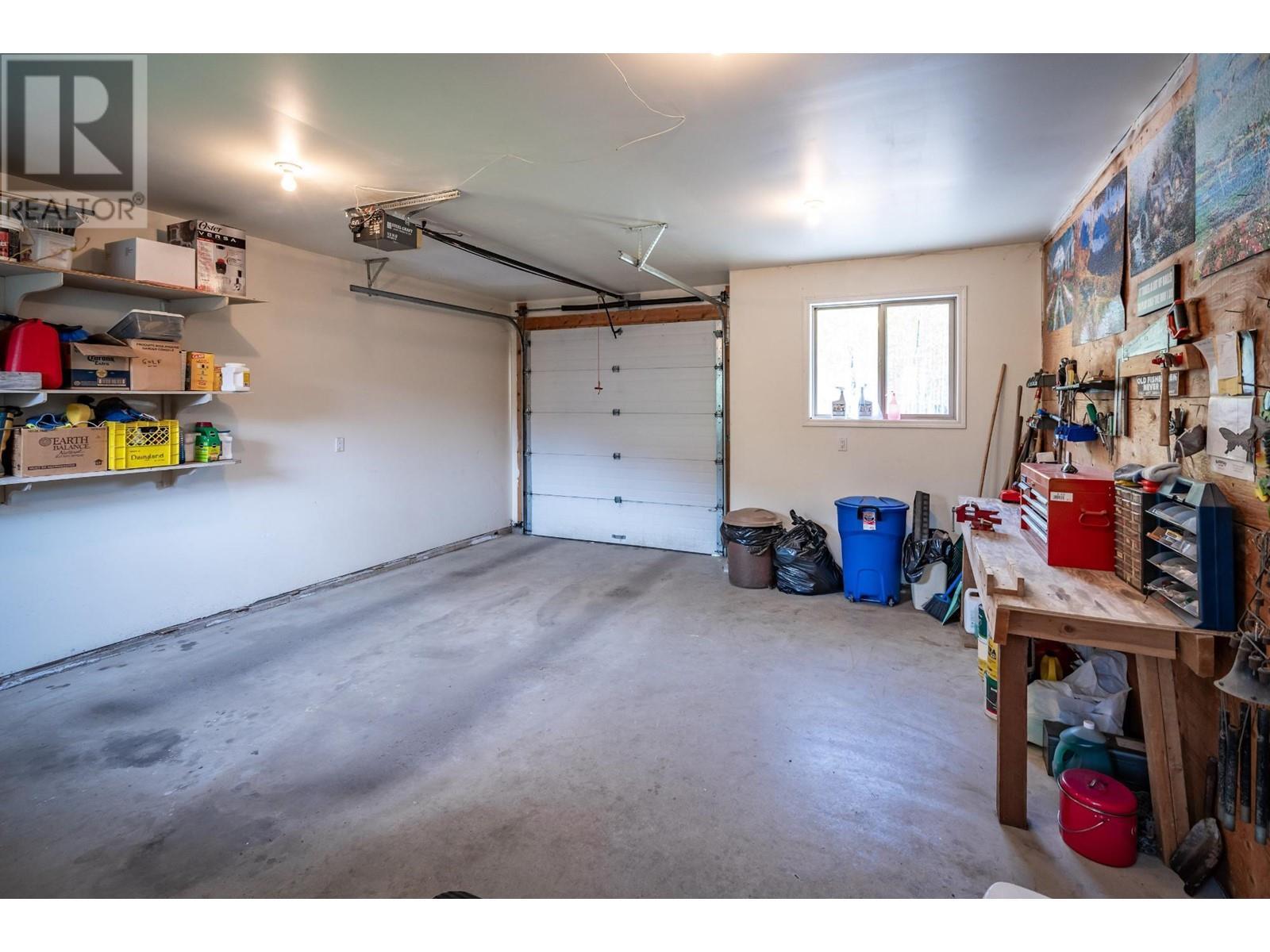 403 8Th S Street, Kaslo, BC - Indoor Photo Showing Garage