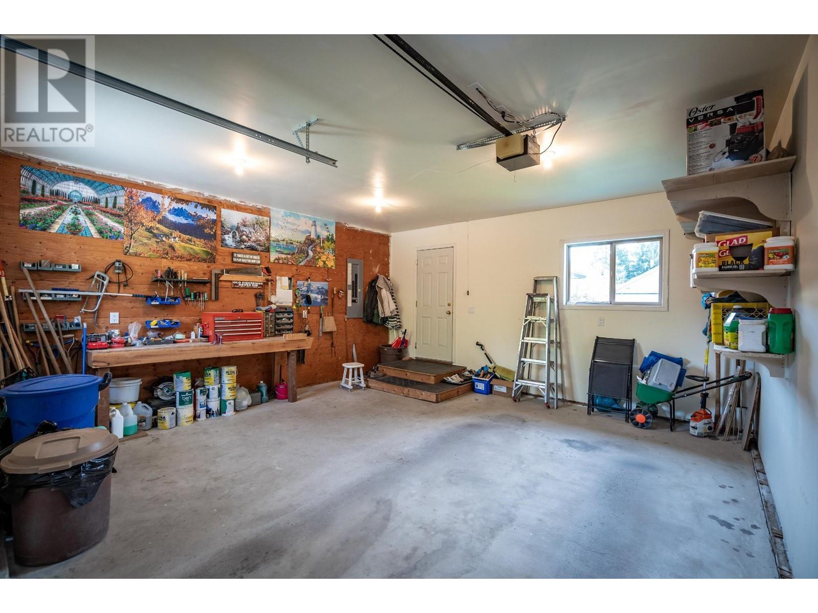 403 8Th S Street, Kaslo, BC - Indoor Photo Showing Garage