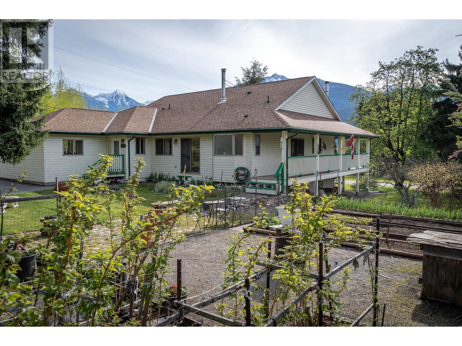 403 8Th S Street, Kaslo, BC - Outdoor With Deck Patio Veranda