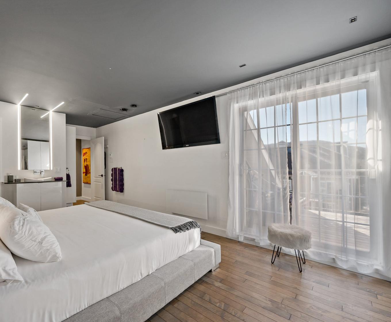 Master bedroom - 8-410 Allée Des Cimes, Mont-Tremblant, QC - Indoor Photo Showing Bedroom