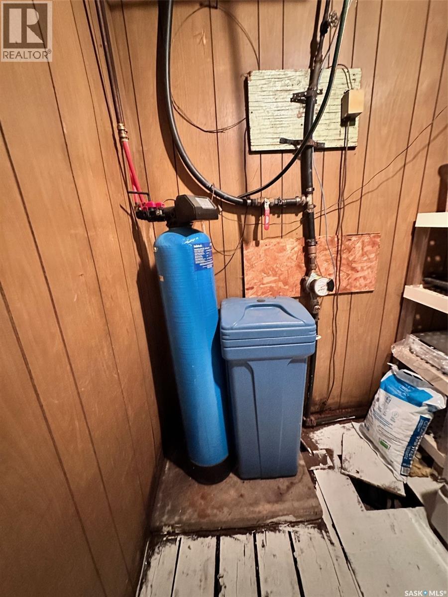 64 1St Avenue E, Leoville, SK - Indoor