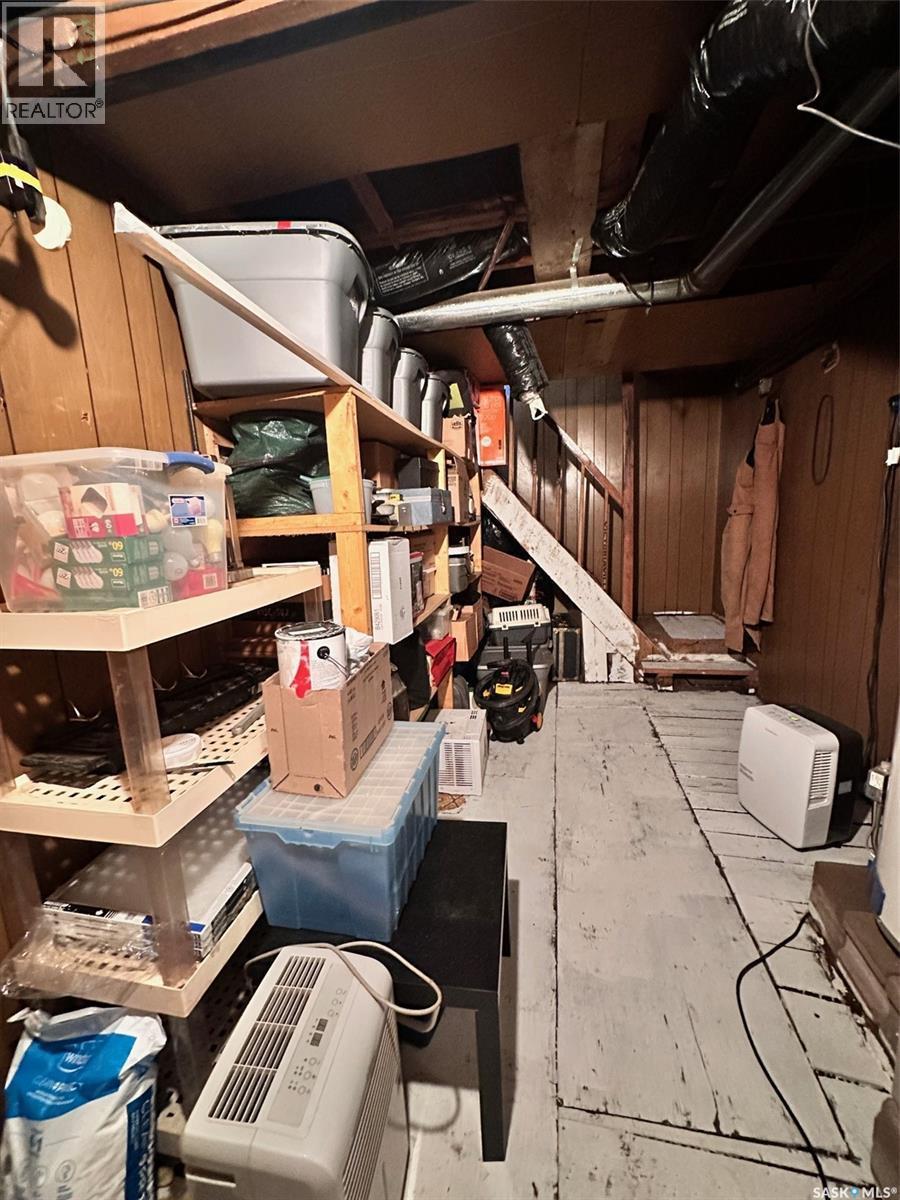 64 1St Avenue E, Leoville, SK - Indoor