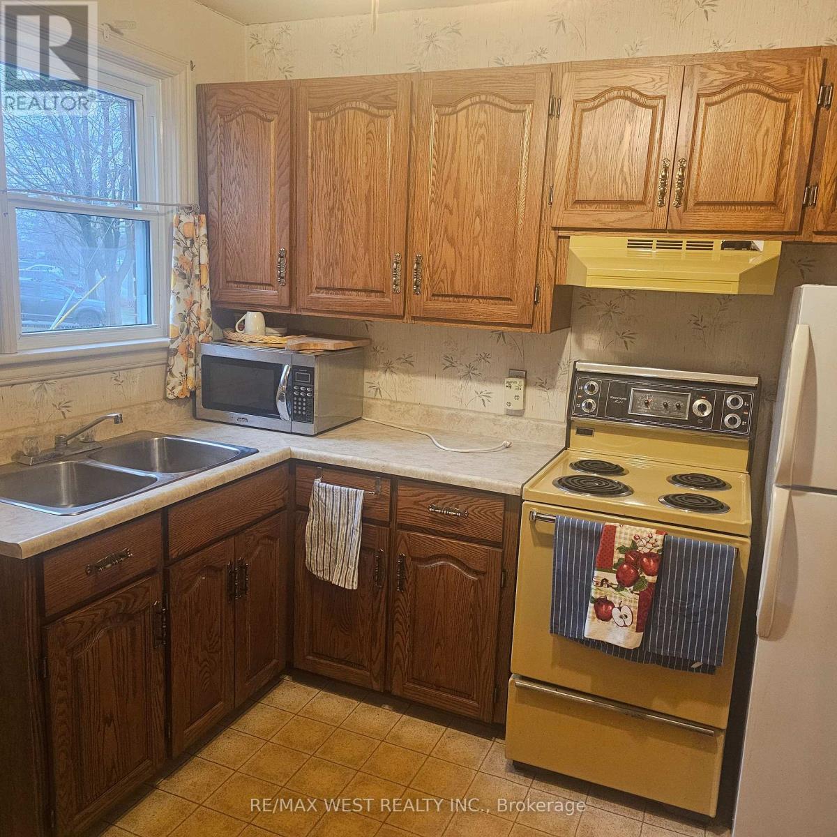 204 David Avenue, Hamilton, ON - Indoor Photo Showing Kitchen With Double Sink