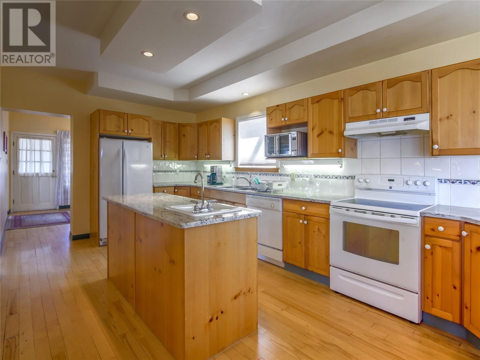 950 Boothe Road, Naramata, BC - Indoor Photo Showing Kitchen