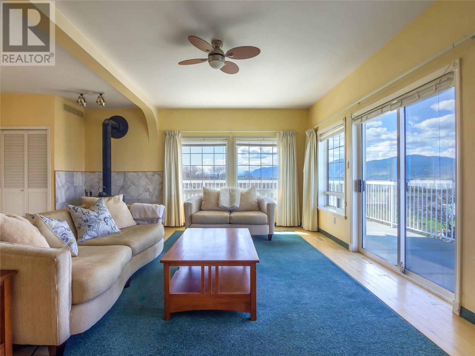 950 Boothe Road, Naramata, BC - Indoor Photo Showing Living Room