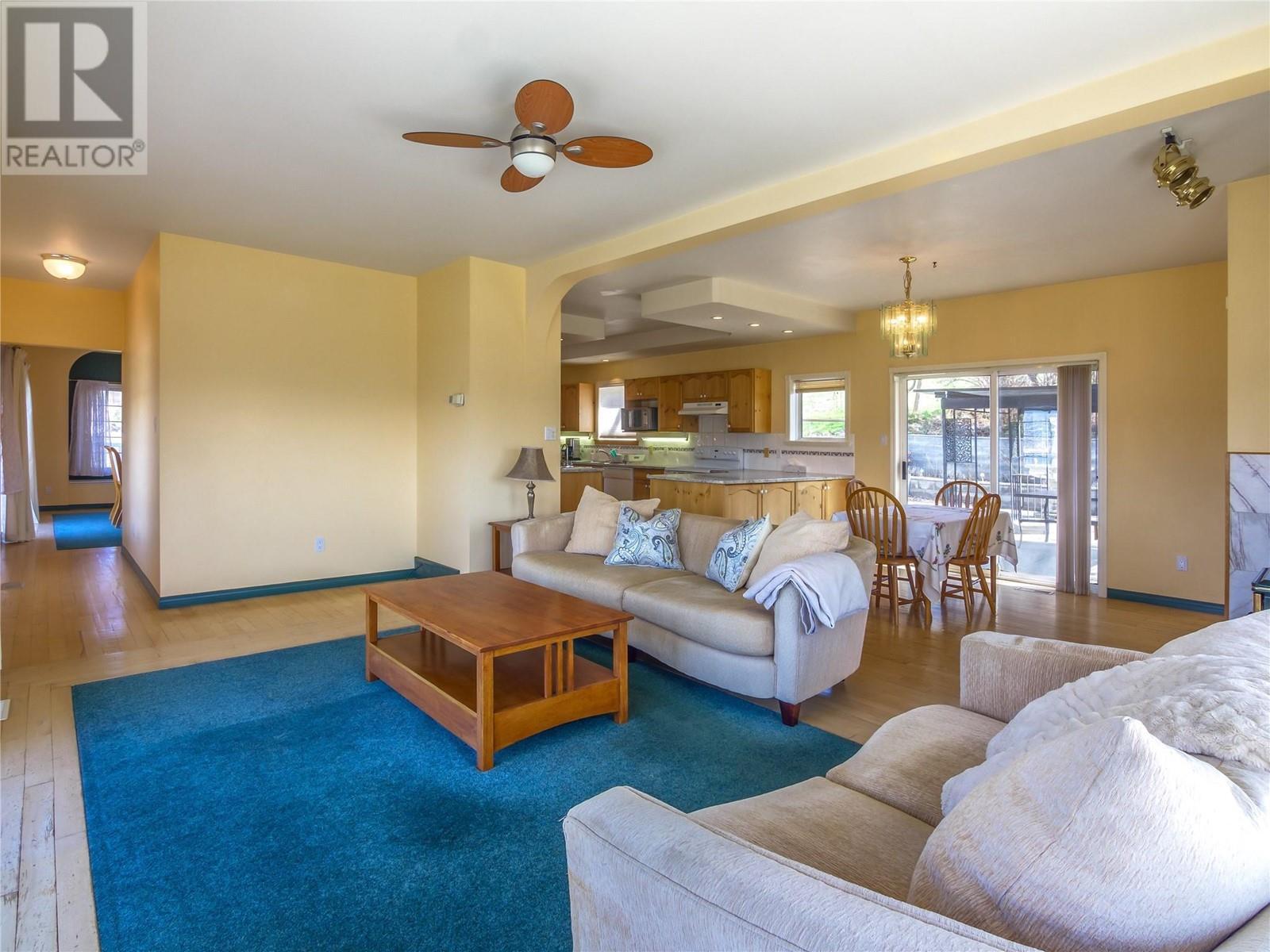 950 Boothe Road, Naramata, BC - Indoor Photo Showing Living Room