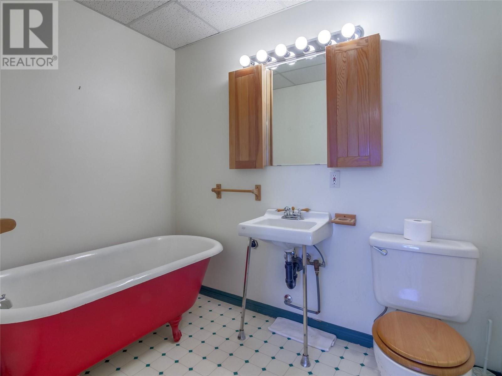 950 Boothe Road, Naramata, BC - Indoor Photo Showing Bathroom