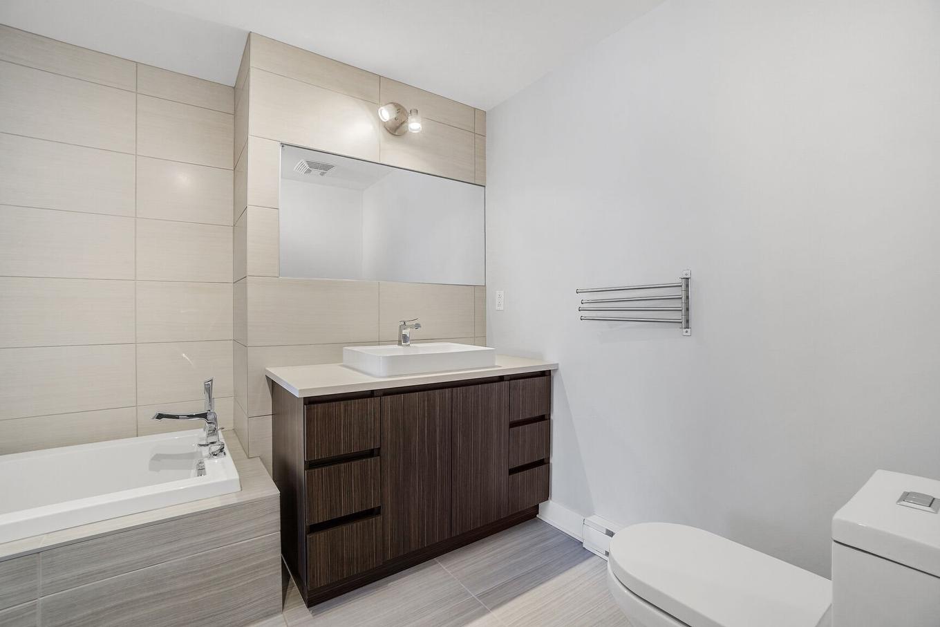 Ensuite bathroom - 216-2160 Av. Terry-Fox, Laval (Chomedey), QC - Indoor Photo Showing Bathroom