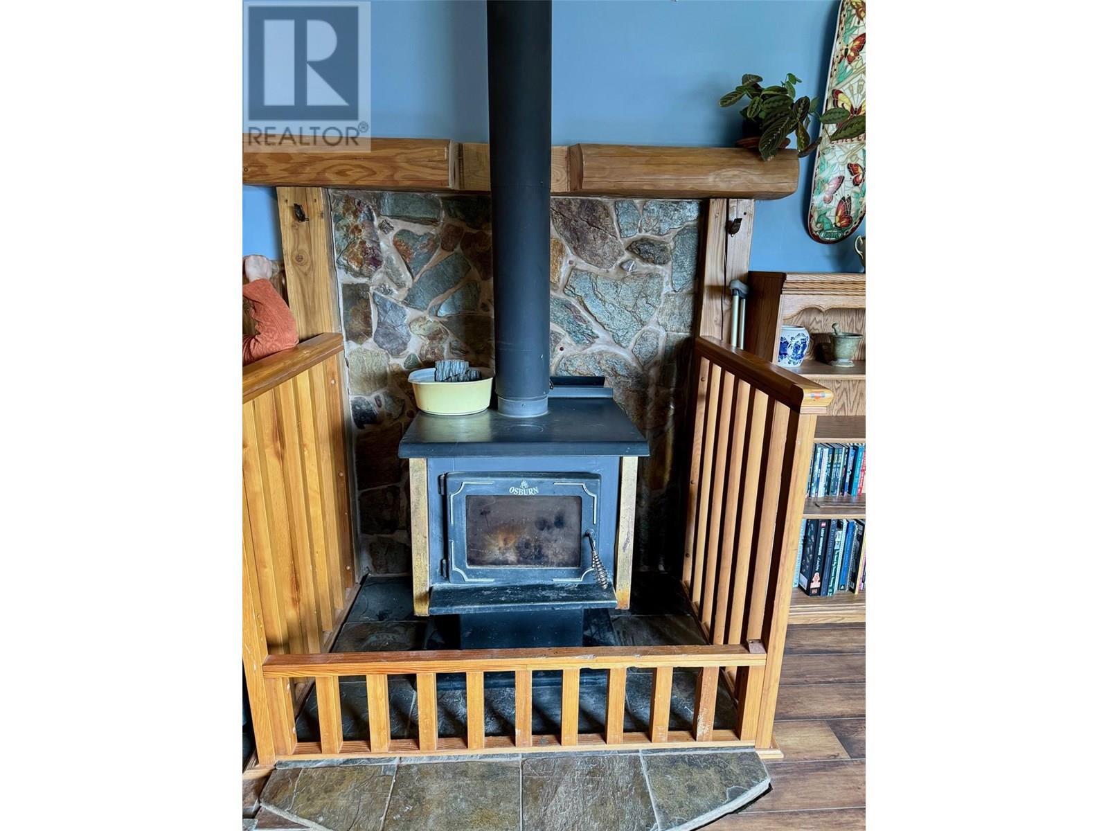 5128 Duck Creek Road, Wynndel, BC - Indoor Photo Showing Other Room With Fireplace