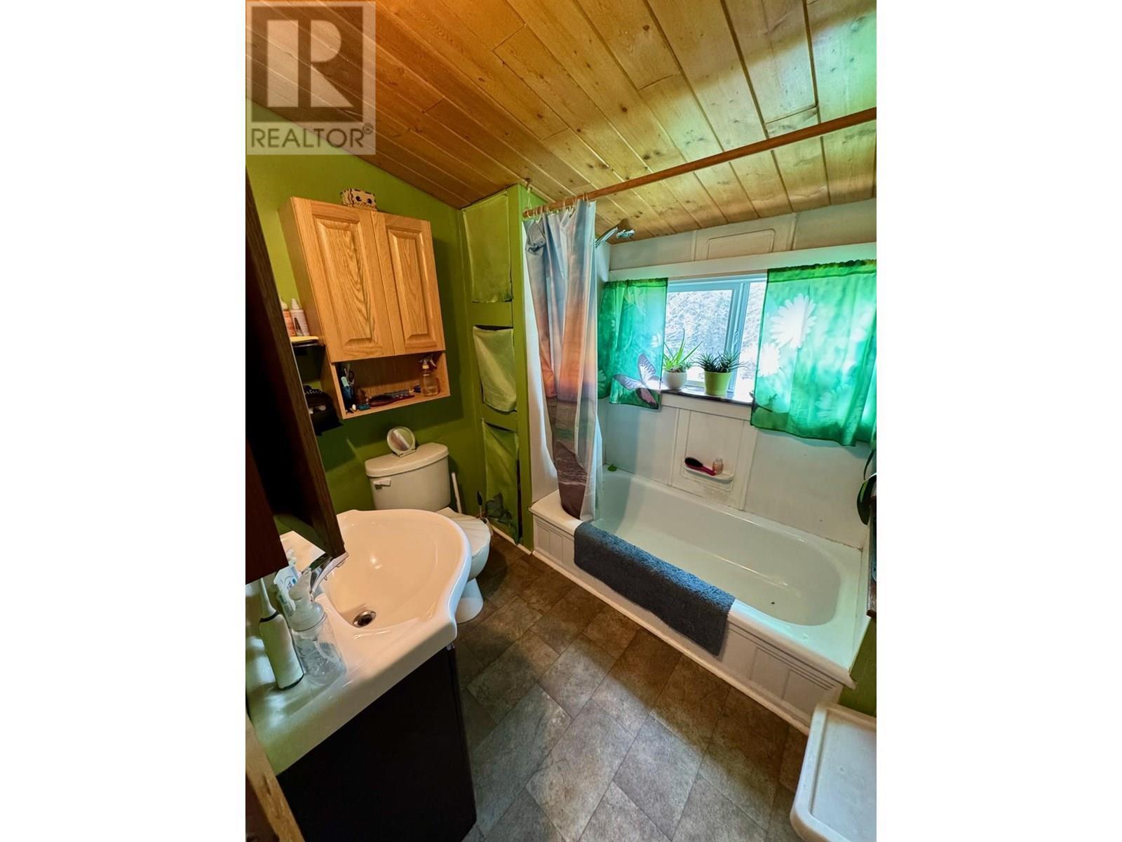 5128 Duck Creek Road, Wynndel, BC - Indoor Photo Showing Bathroom