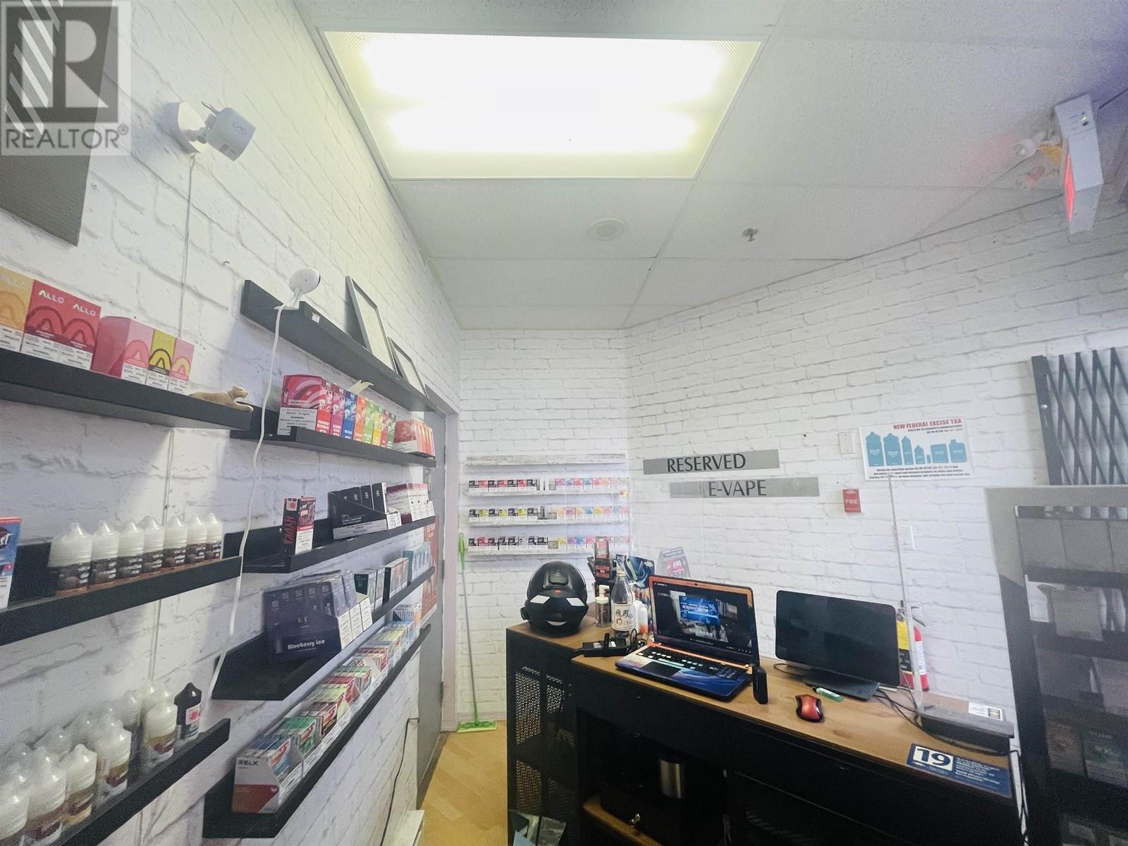 100 8240 Lansdowne Road, Richmond, BC