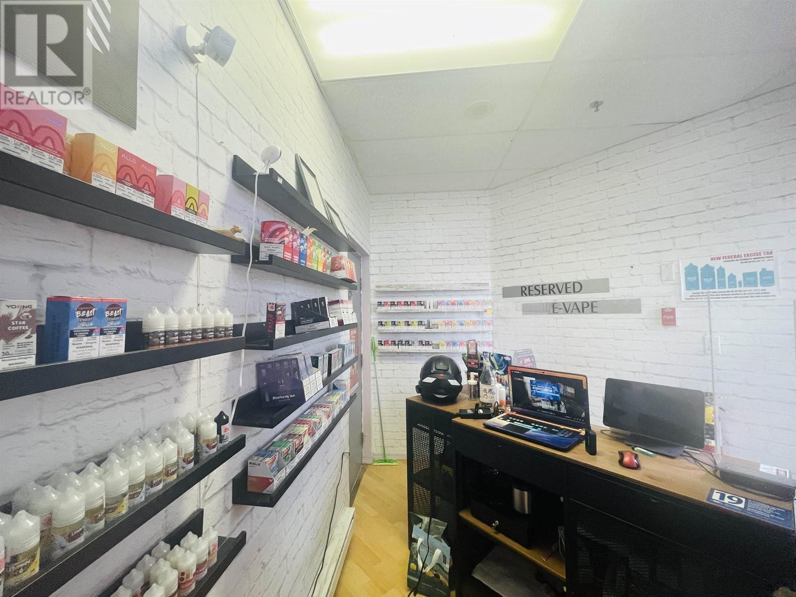 100 8240 Lansdowne Road, Richmond, BC