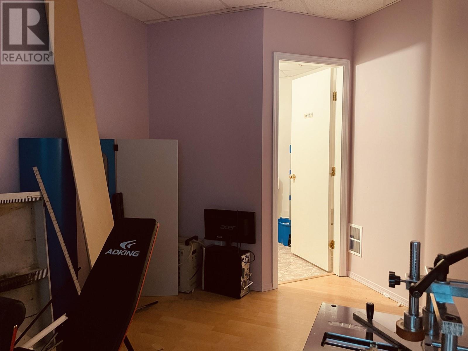 100 8240 Lansdowne Road, Richmond, BC