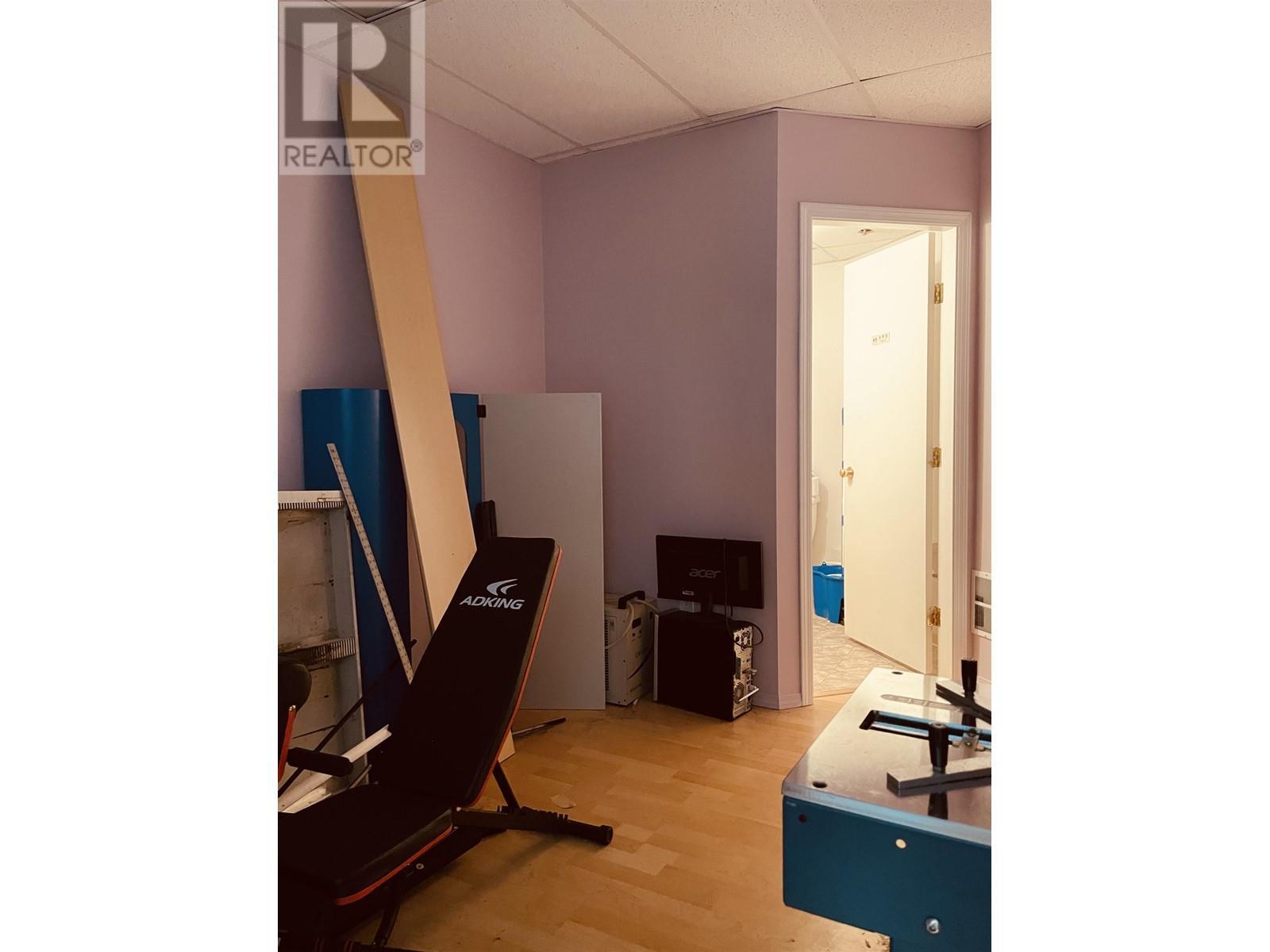 100 8240 Lansdowne Road, Richmond, BC