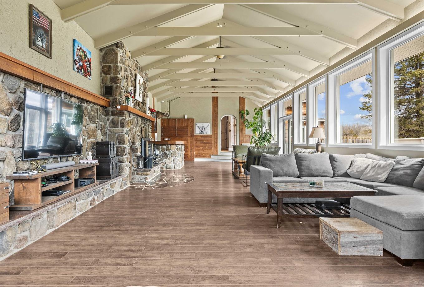 Salon - 696Z Route 202 E., Hemmingford - Canton, QC