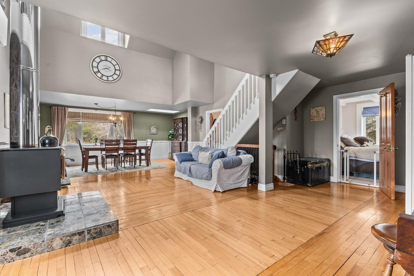 Salon - 696Z Route 202 E., Hemmingford - Canton, QC