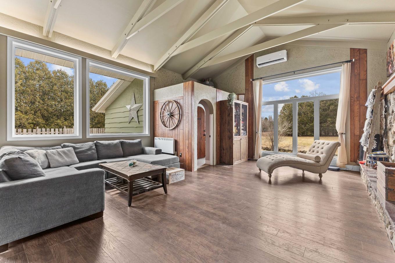 Salon - 696Z Route 202 E., Hemmingford - Canton, QC