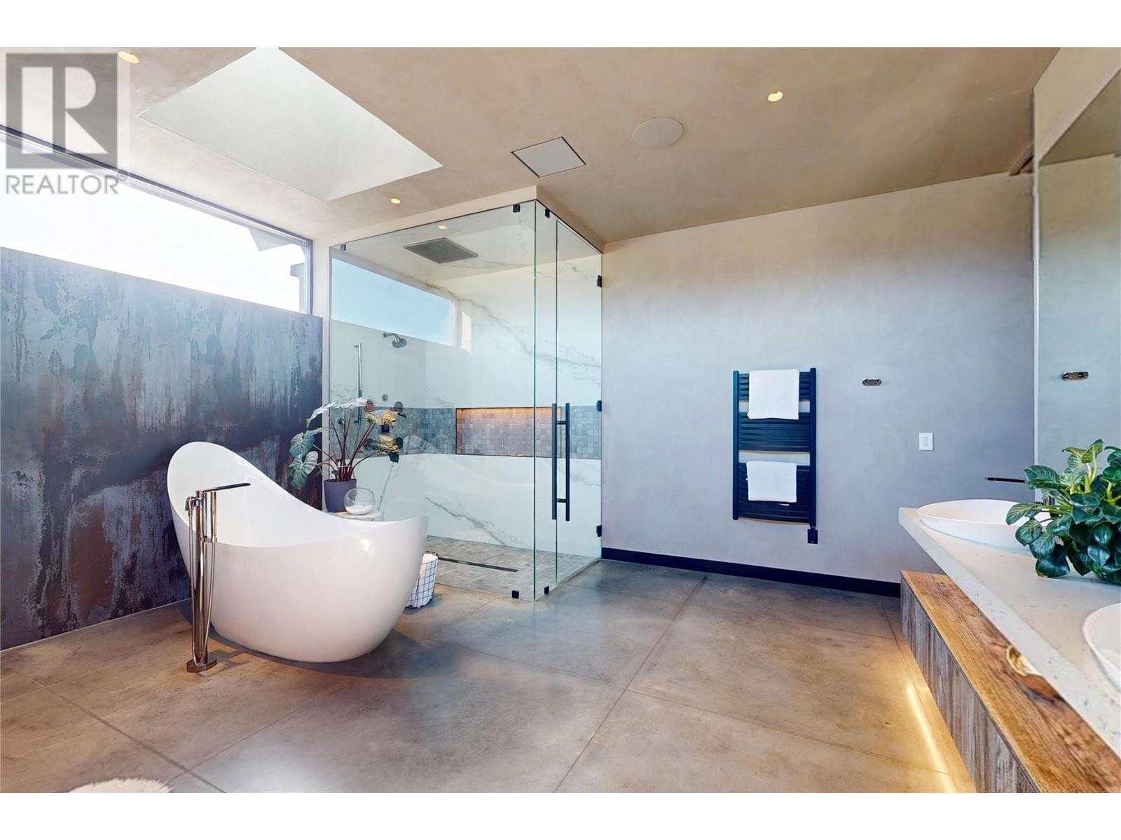 King sized soaker tub and heated towel rack - 4275 Todd Road, Kelowna, BC - Indoor Photo Showing Bathroom