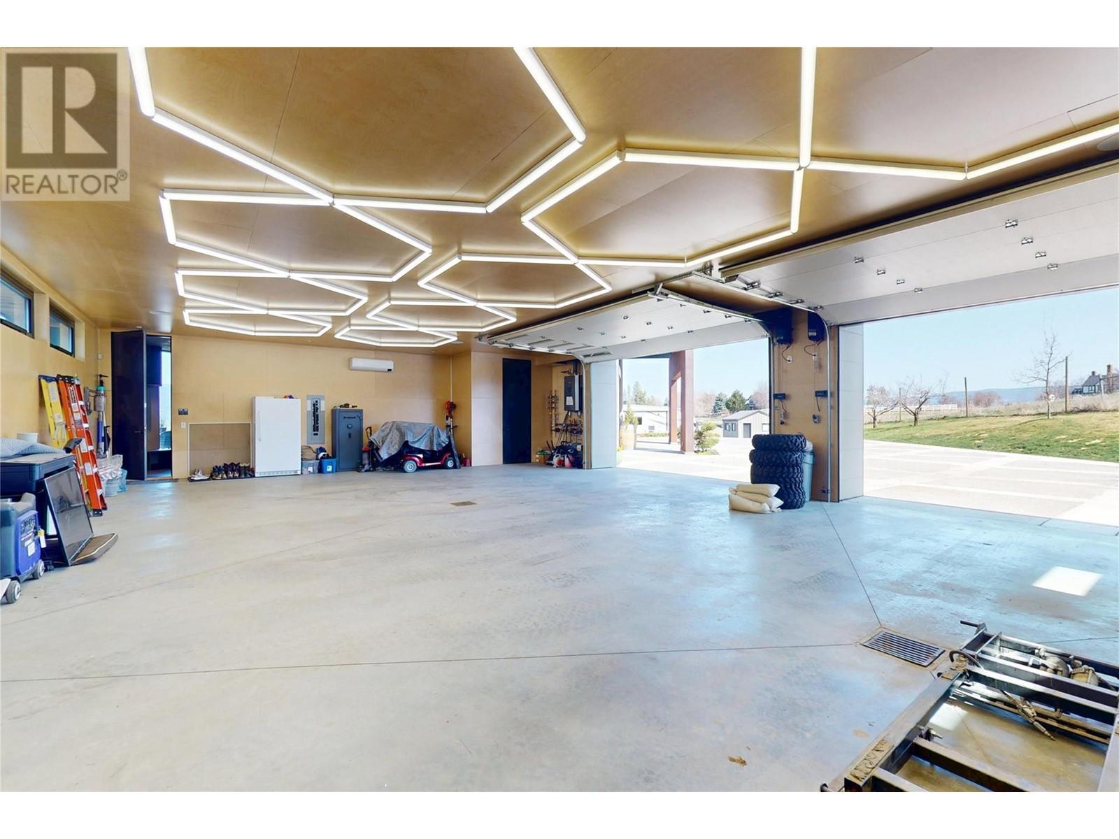 4275 Todd Road, Kelowna, BC - Indoor