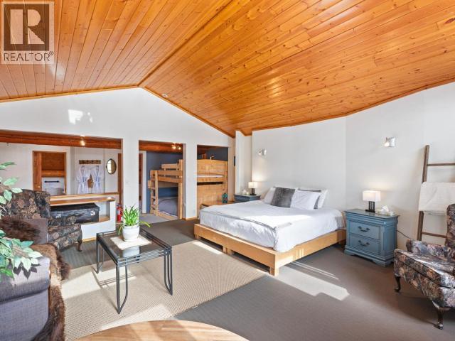 103084 Alaska Highway, Haines Junction, YT - Indoor Photo Showing Bedroom