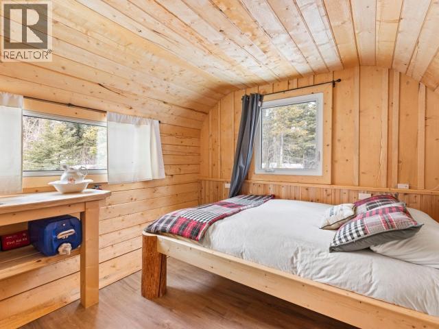 103084 Alaska Highway, Haines Junction, YT - Indoor Photo Showing Bedroom