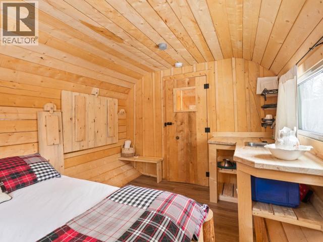 103084 Alaska Highway, Haines Junction, YT - Indoor Photo Showing Bedroom