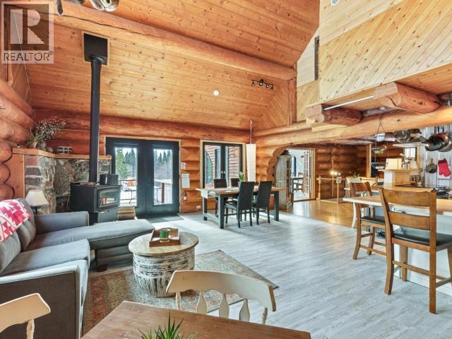 103084 Alaska Highway, Haines Junction, YT - Indoor Photo Showing Living Room