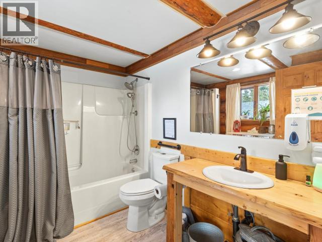 103084 Alaska Highway, Haines Junction, YT - Indoor Photo Showing Bathroom