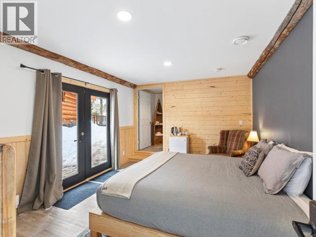 103084 Alaska Highway, Haines Junction, YT - Indoor Photo Showing Bedroom