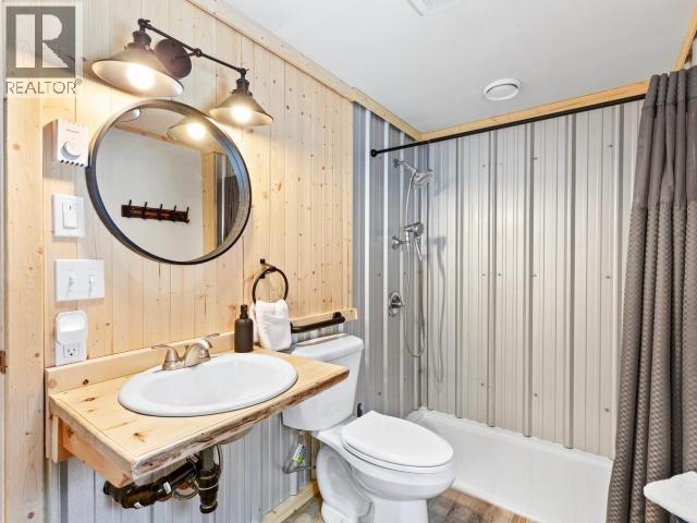 103084 Alaska Highway, Haines Junction, YT - Indoor Photo Showing Bathroom