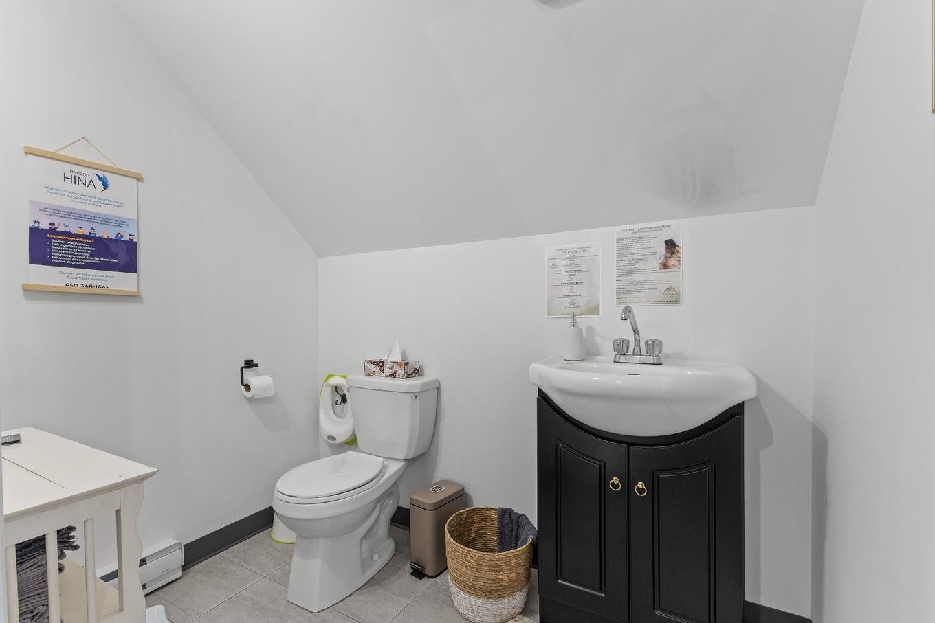 Powder room - 122 Rue Jean-Talon, Saint-Jean-Sur-Richelieu, QC - Indoor Photo Showing Bathroom