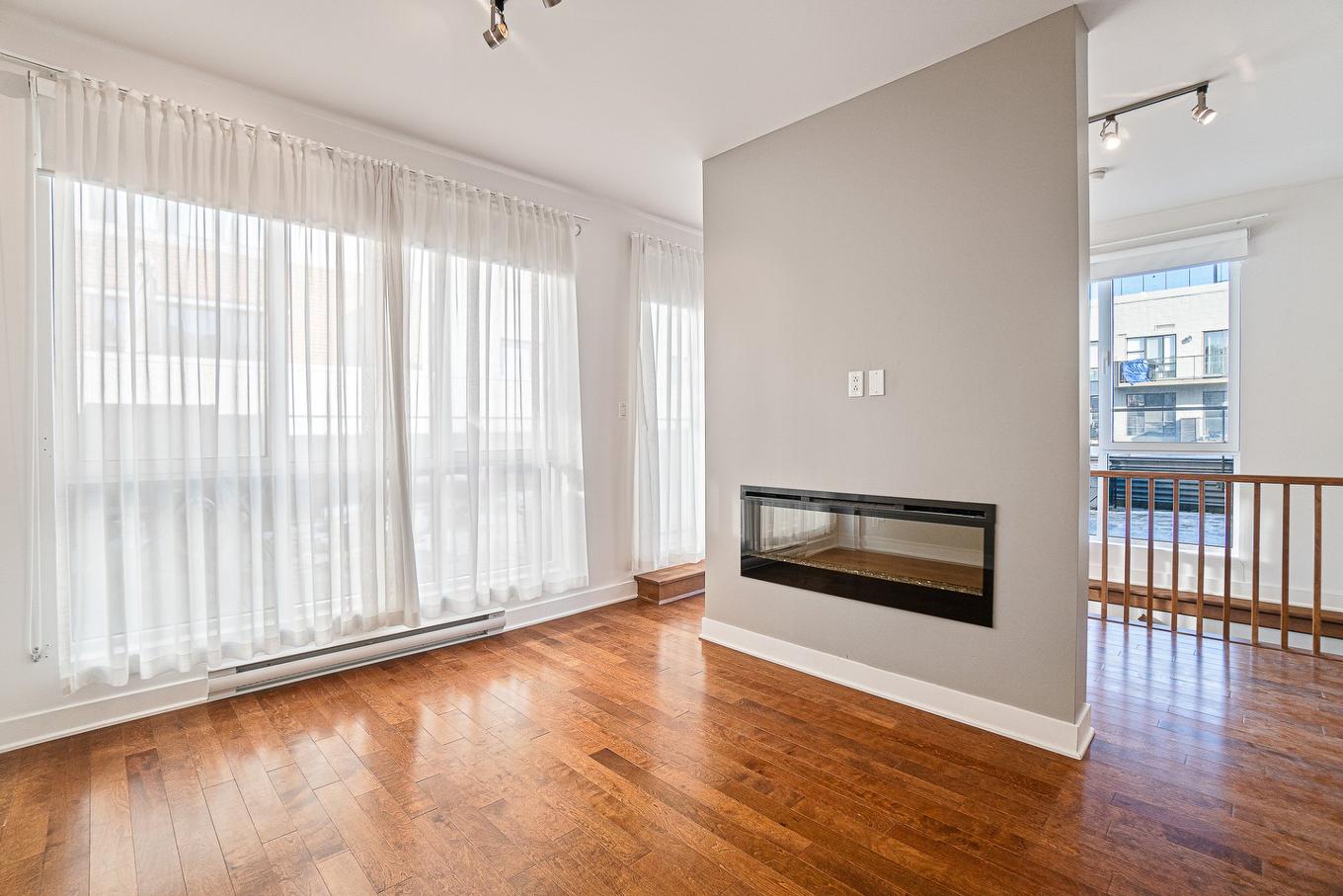 Chambre à coucher principale - Ph402-373 Rue Des Seigneurs, Montréal (Le Sud-Ouest), QC - Indoor Photo Showing Living Room With Fireplace