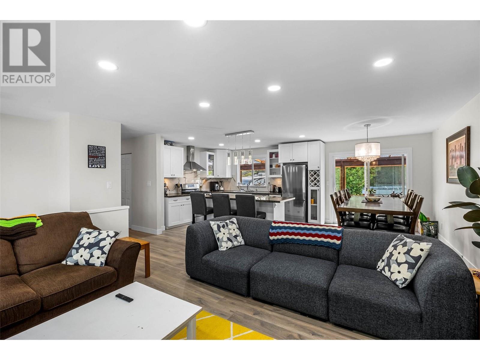 2103 Valleyview Drive, Kamloops, BC - Indoor Photo Showing Living Room