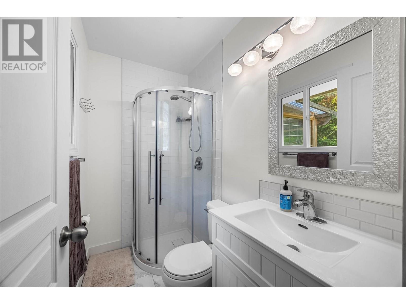 2103 Valleyview Drive, Kamloops, BC - Indoor Photo Showing Bathroom