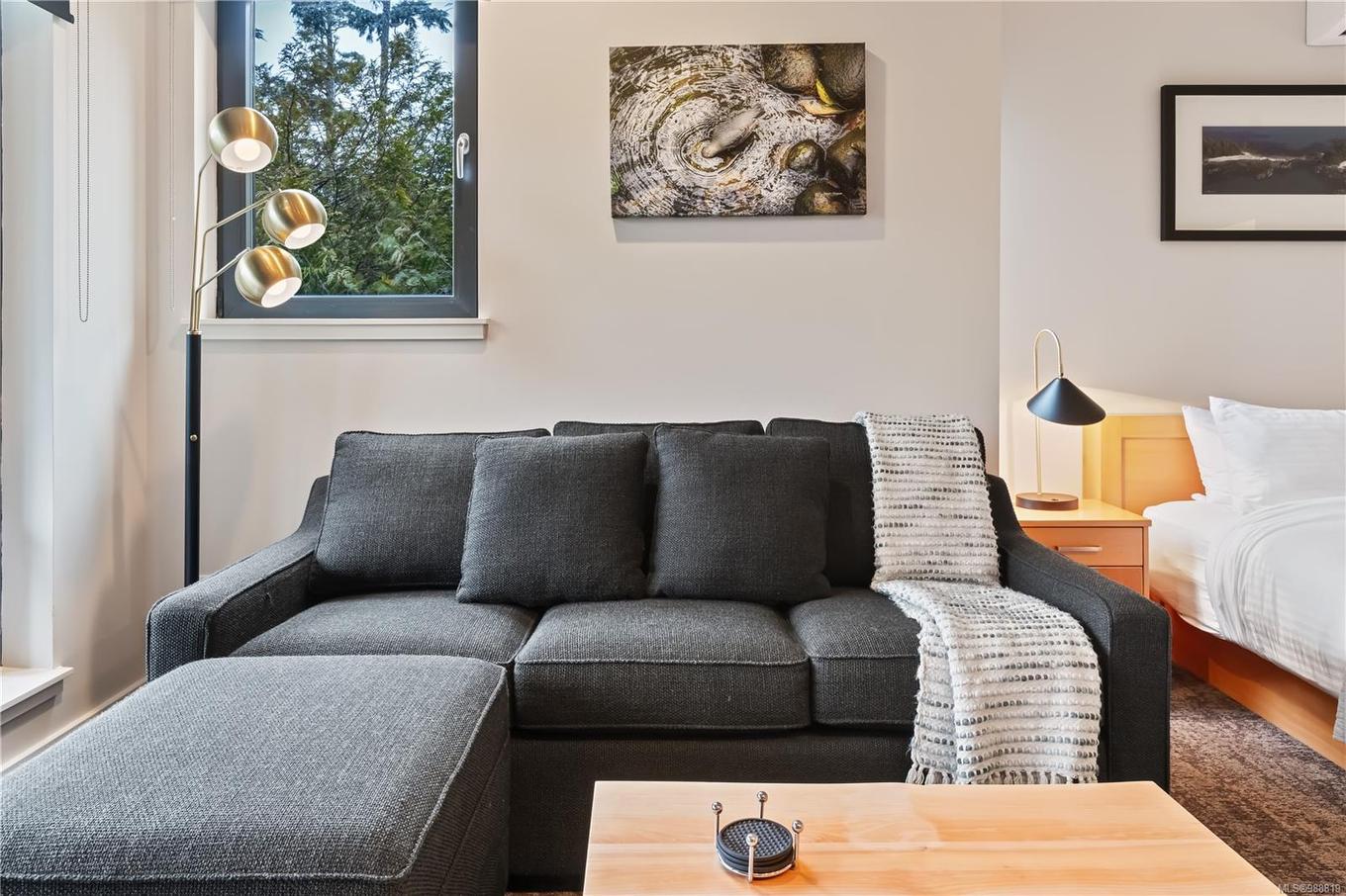 2202-596 Marine Dr, Ucluelet, BC - Indoor Photo Showing Living Room