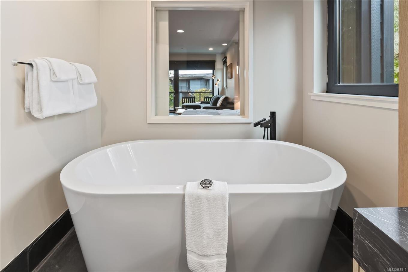 2202-596 Marine Dr, Ucluelet, BC - Indoor Photo Showing Bathroom