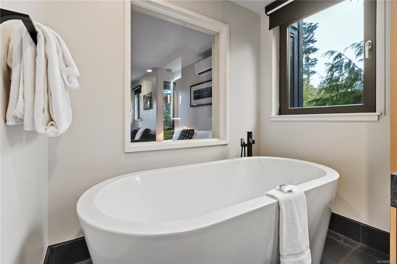 2202-596 Marine Dr, Ucluelet, BC - Indoor Photo Showing Bathroom