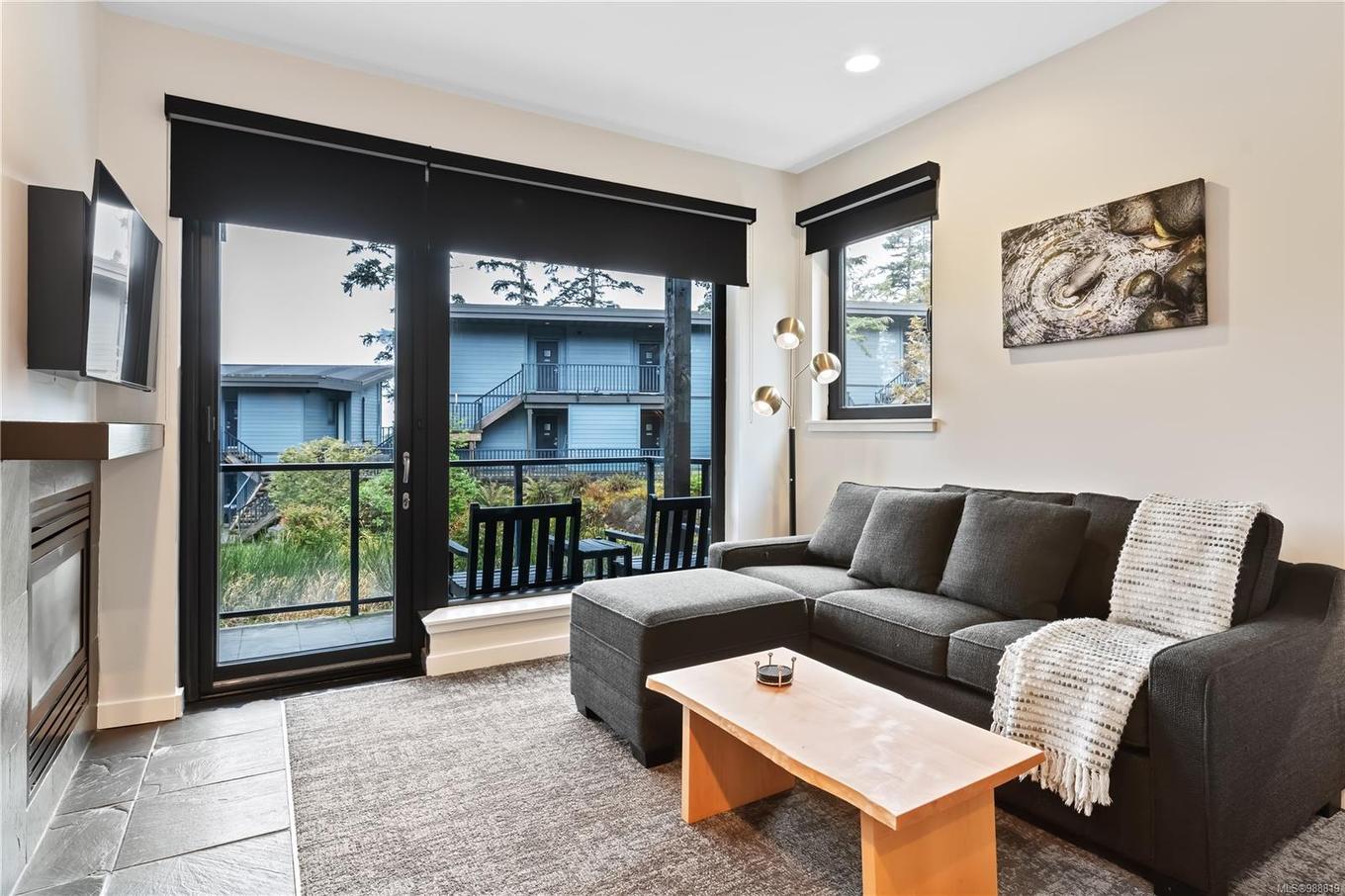 2202-596 Marine Dr, Ucluelet, BC - Indoor Photo Showing Living Room