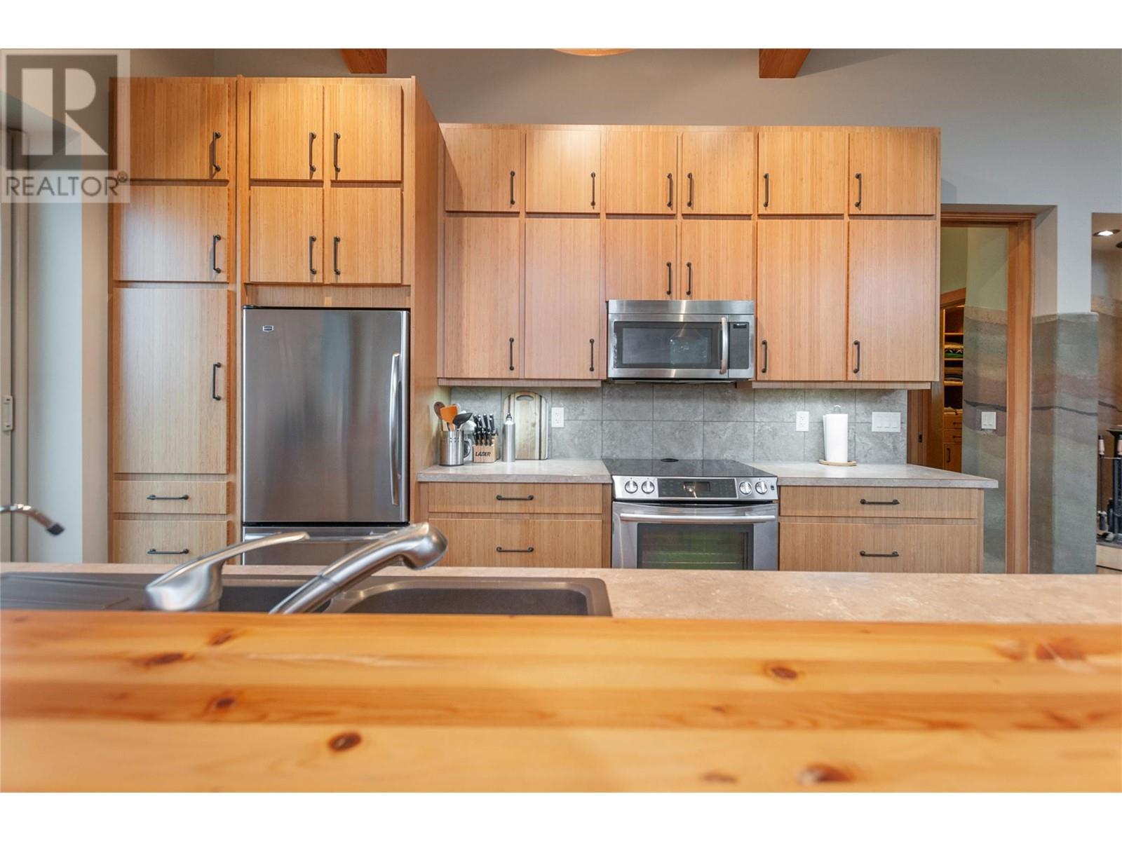 102 Vista Place, Penticton, BC - Indoor Photo Showing Kitchen With Double Sink