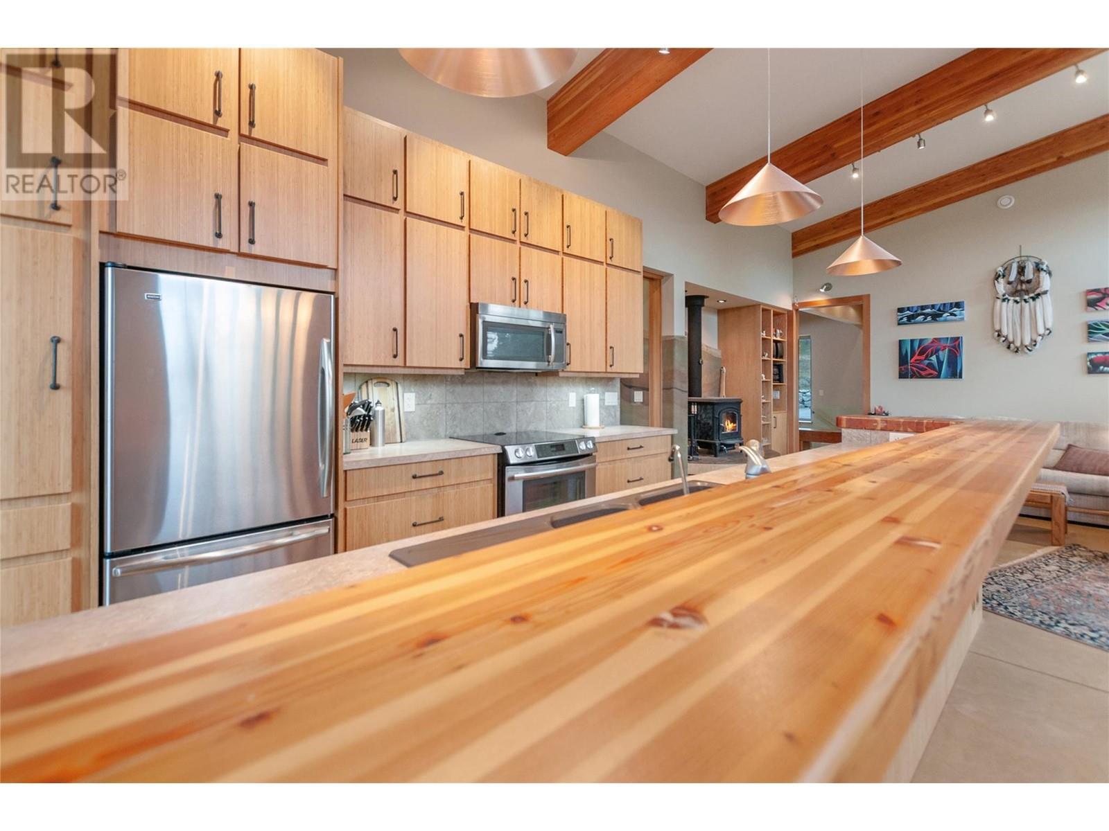 102 Vista Place, Penticton, BC - Indoor Photo Showing Kitchen