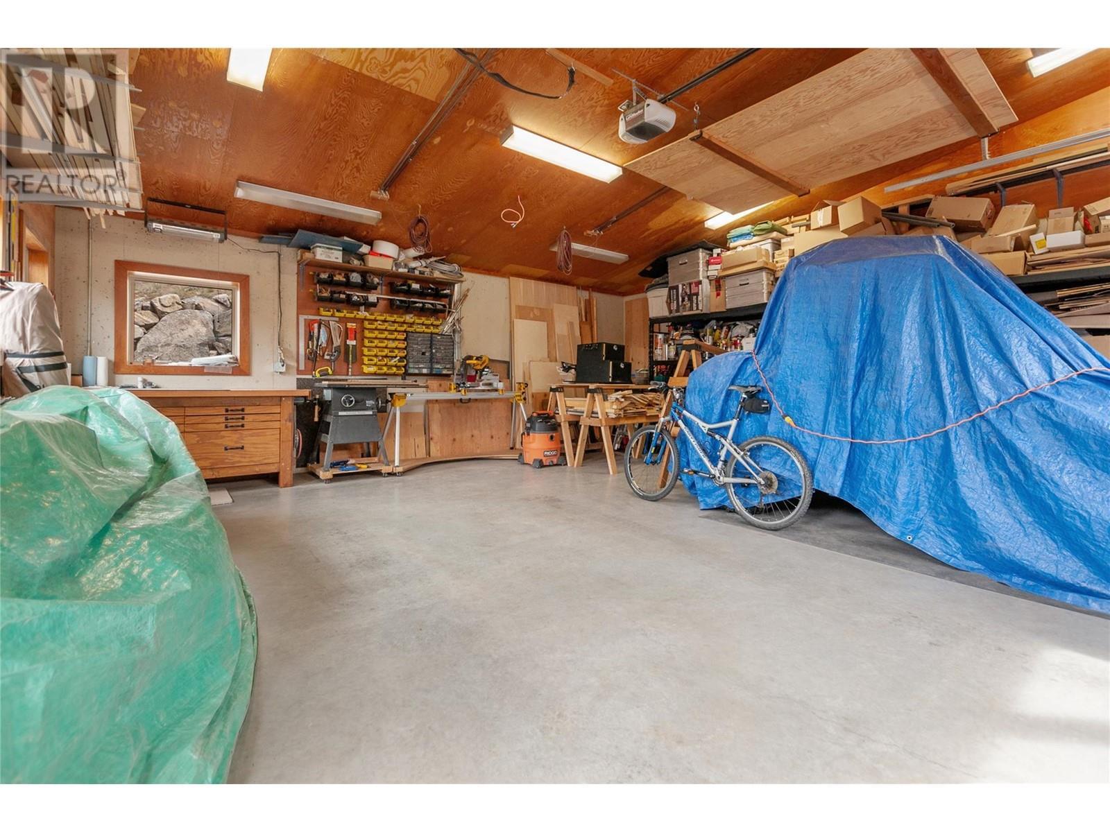 102 Vista Place, Penticton, BC - Indoor Photo Showing Garage