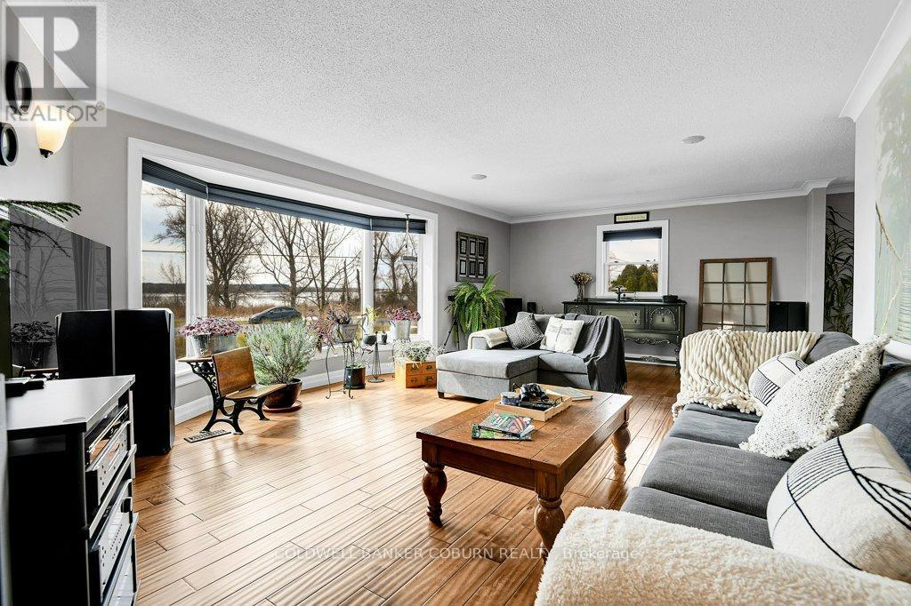 11391 Lakeshore Drive, South Dundas, ON - Indoor Photo Showing Living Room