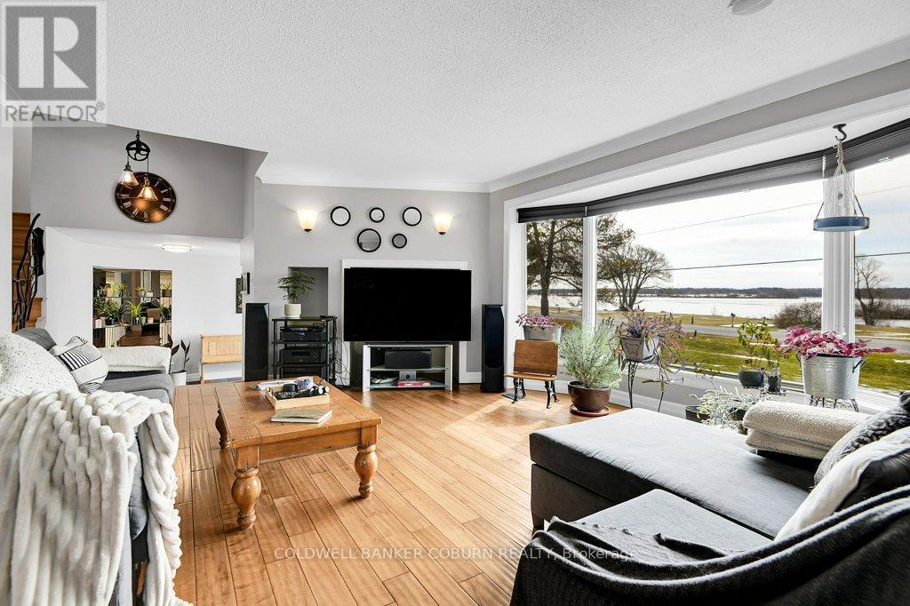 11391 Lakeshore Drive, South Dundas, ON - Indoor Photo Showing Living Room