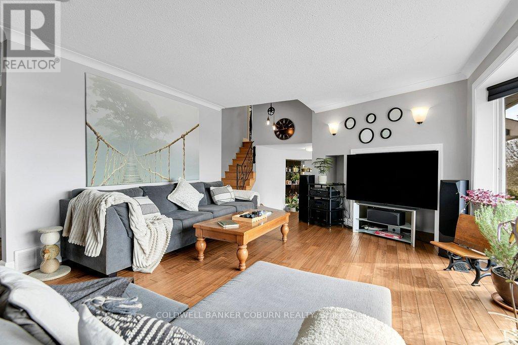 11391 Lakeshore Drive, South Dundas, ON - Indoor Photo Showing Living Room