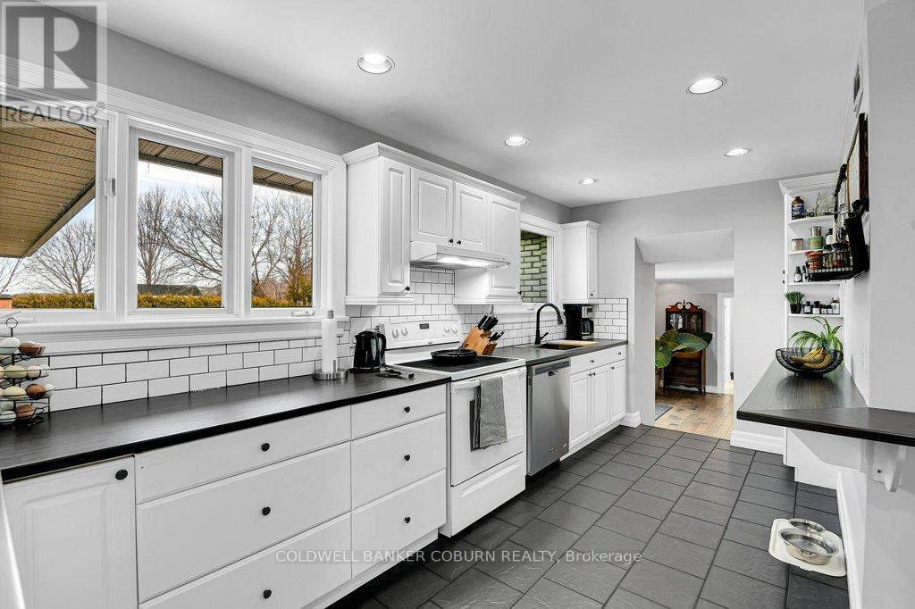 11391 Lakeshore Drive, South Dundas, ON - Indoor Photo Showing Kitchen