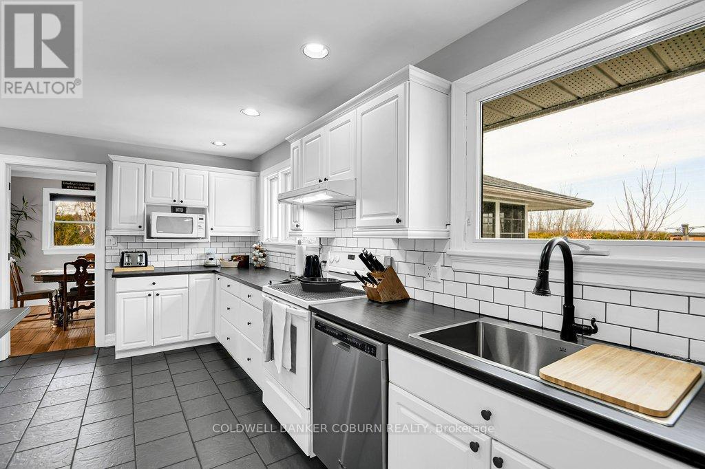 11391 Lakeshore Drive, South Dundas, ON - Indoor Photo Showing Kitchen